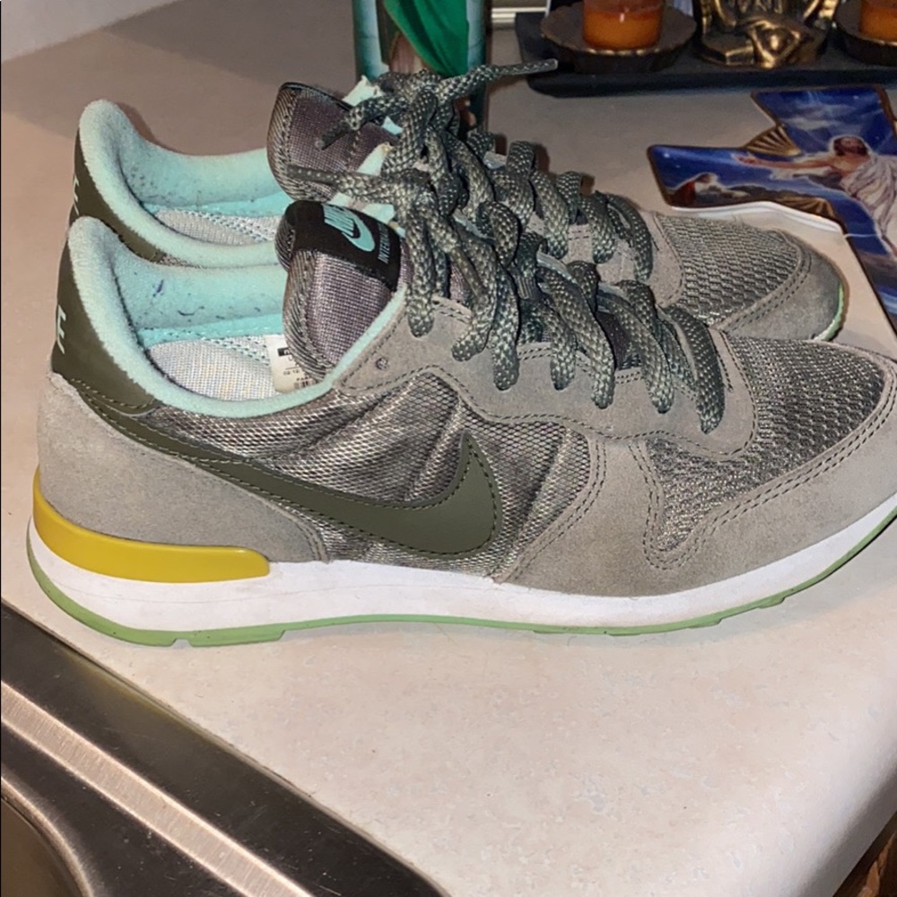 Nike Internationalist tennis shoe